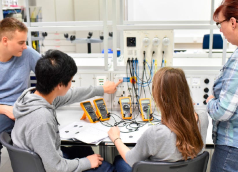 Schüler beim Testen einer elektrischen Anlage