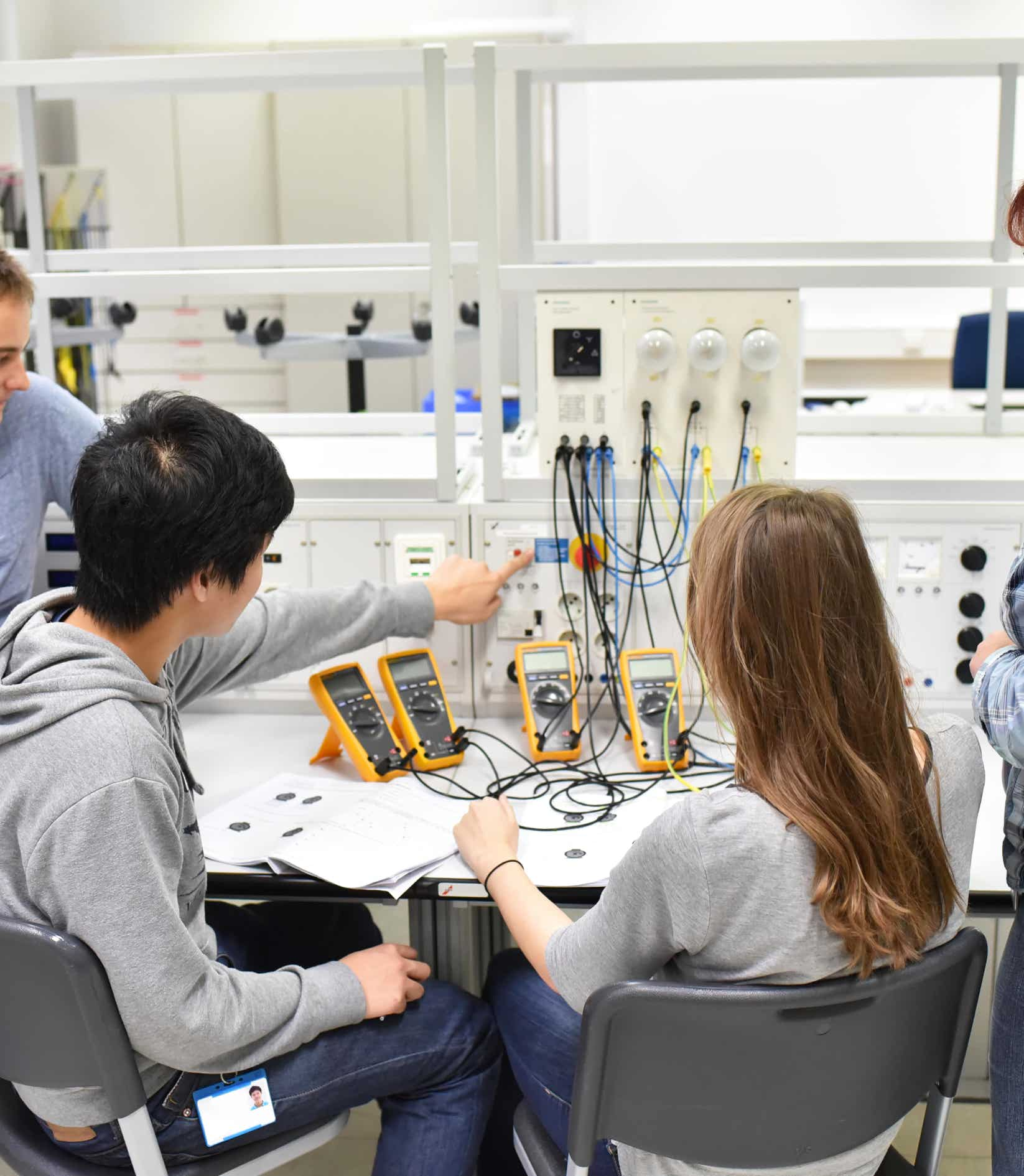 Schüler beim Testen einer elektrischen Anlage